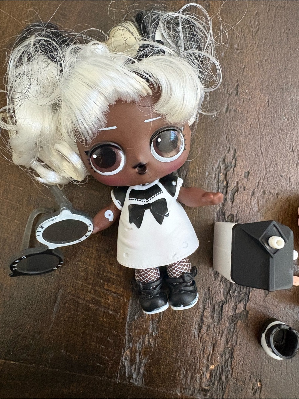 L.O.L. Surprise! Yang QT and Lil Sister Yin BB & Accessories